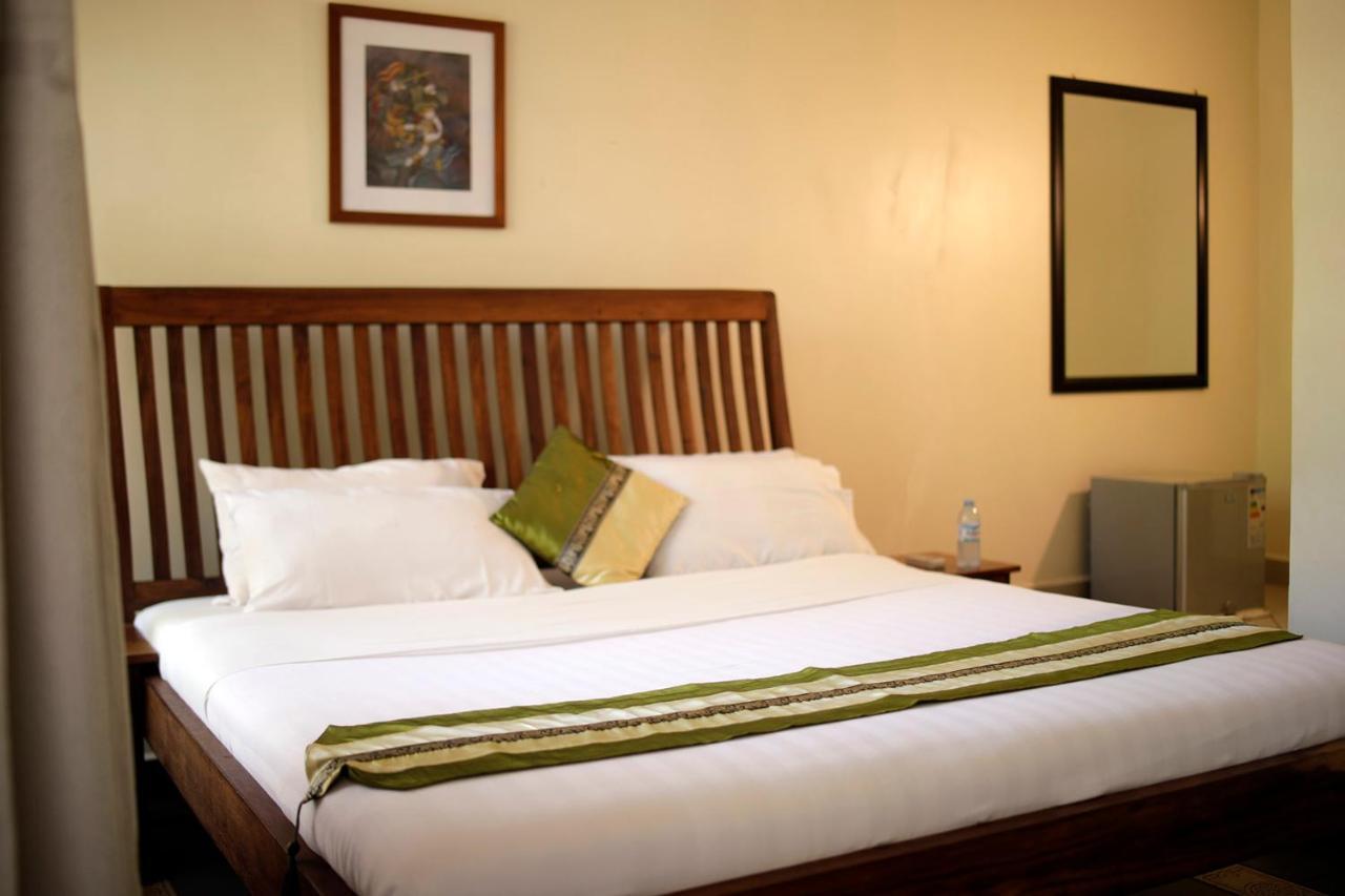 Entebbe Palm Hotel Buitenkant foto