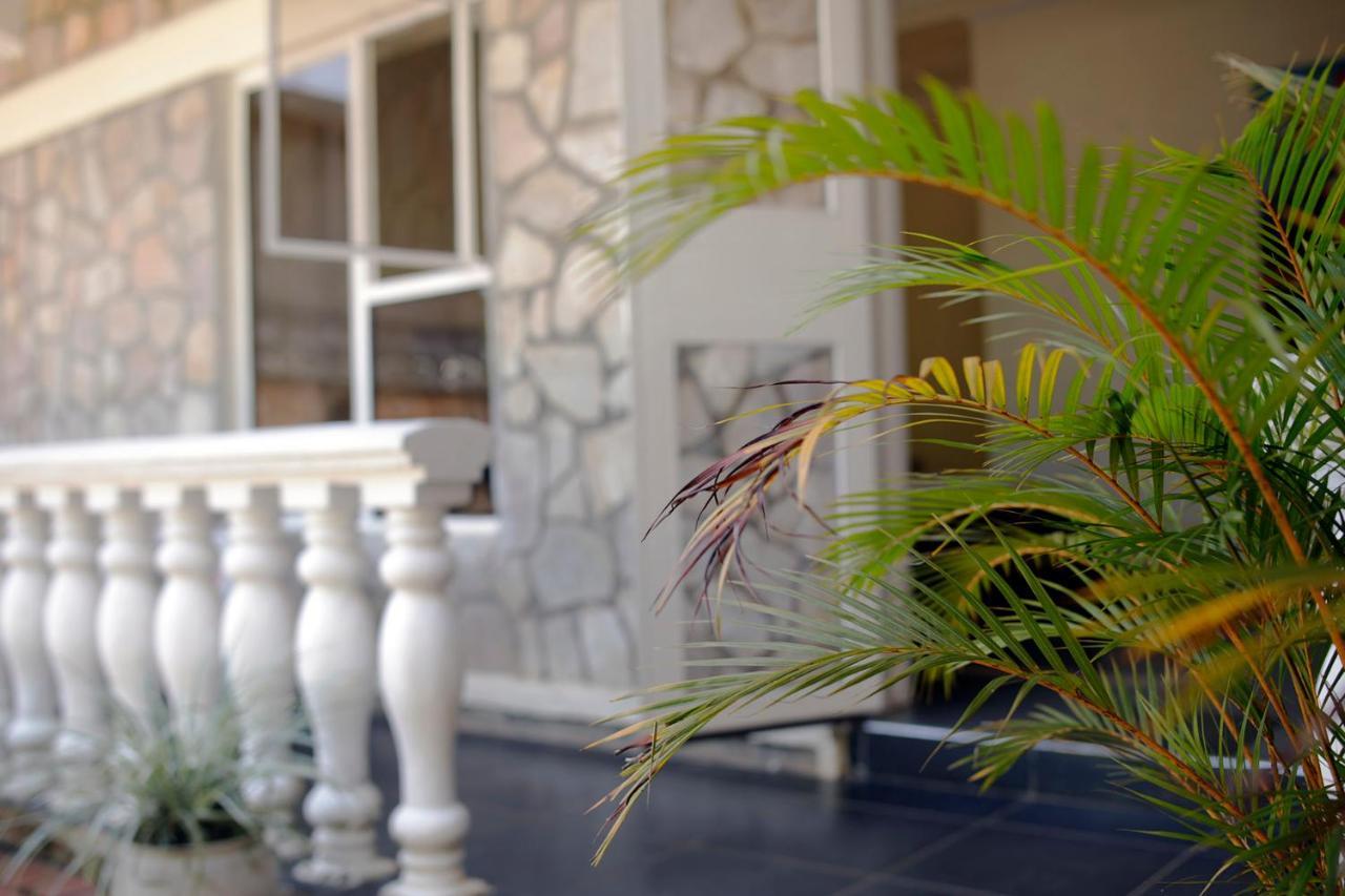 Entebbe Palm Hotel Buitenkant foto
