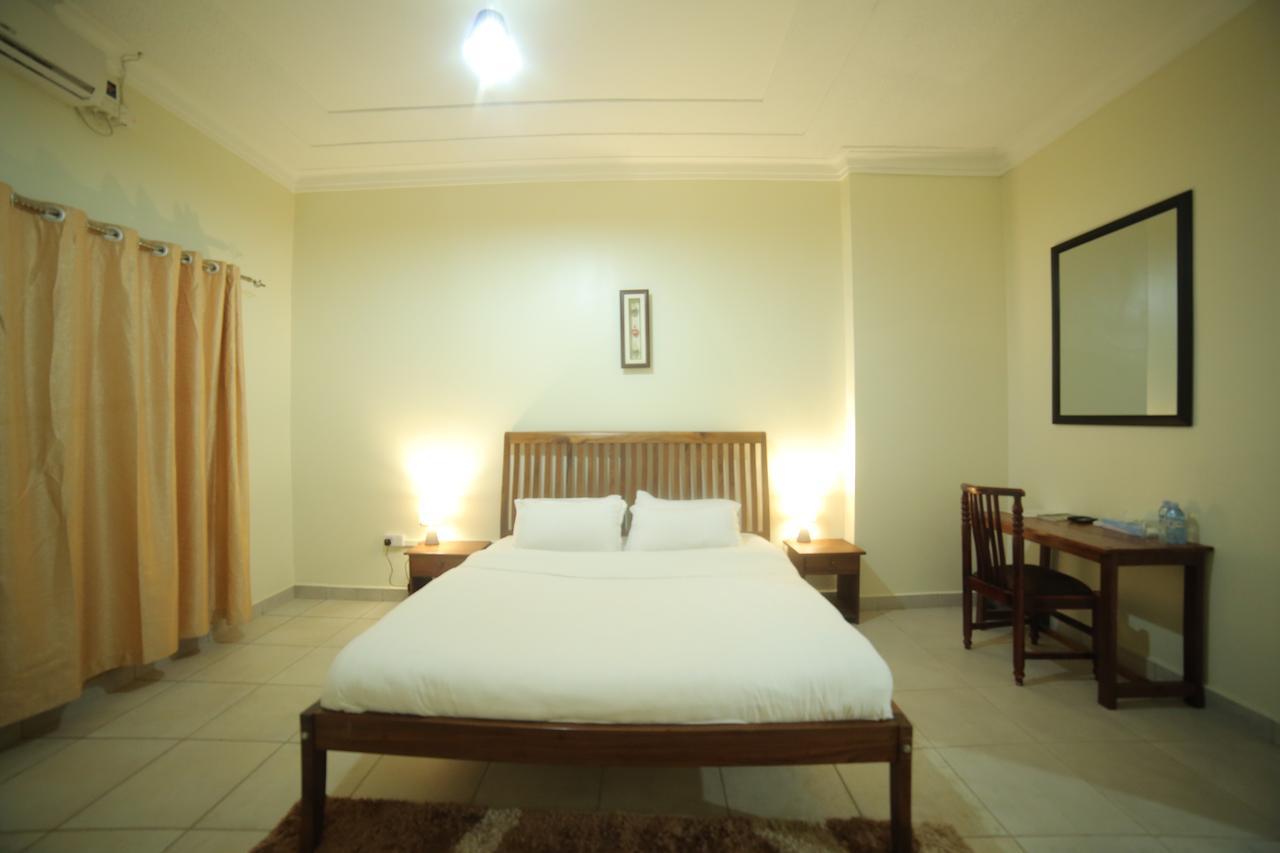 Entebbe Palm Hotel Buitenkant foto