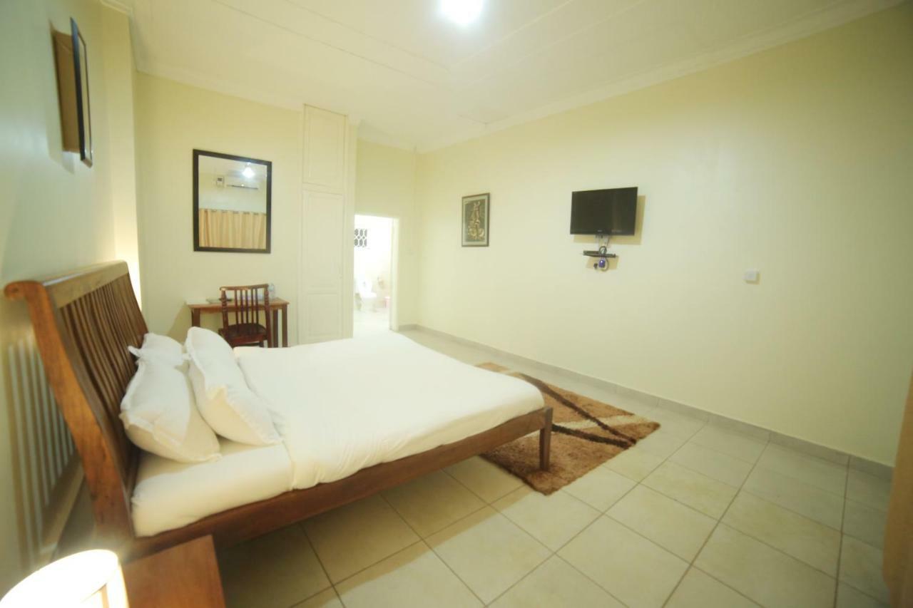 Entebbe Palm Hotel Buitenkant foto